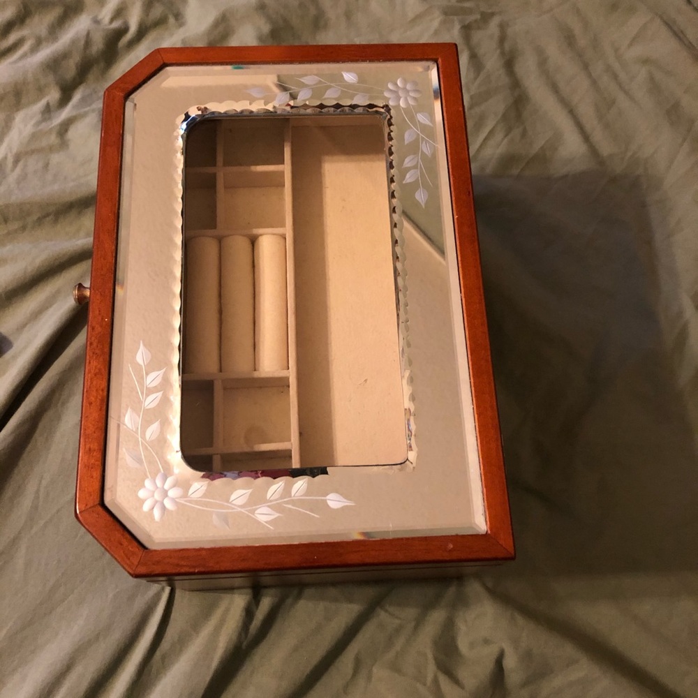 Jewelry box